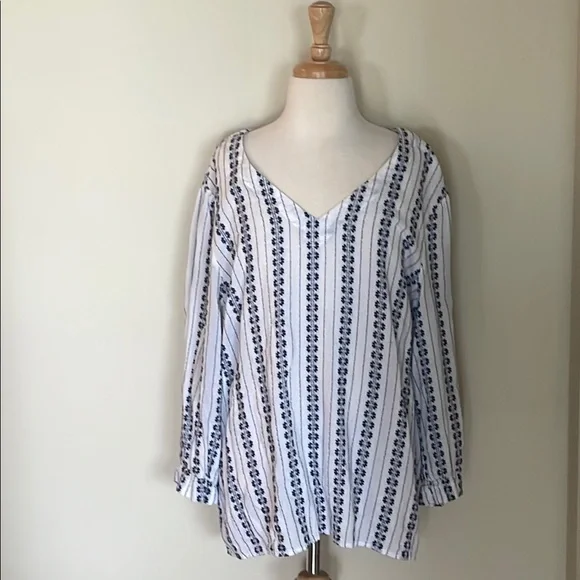 EUC Woman’s XL Croft & Barrow V~Neck Floral Embroidered 3/4 Sleeve Top - Picture 1 of 7